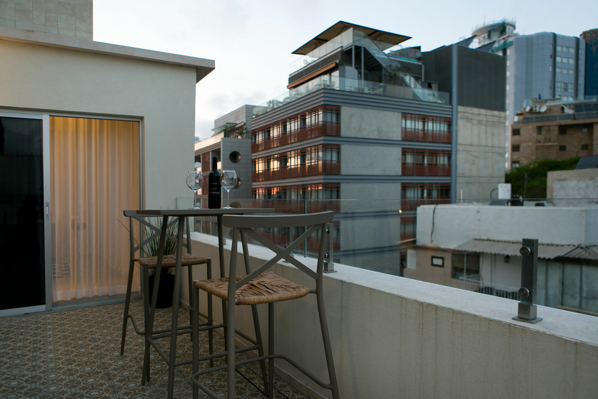 K Suites Tlv By The Beach เทลอาวีฟ ภายนอก รูปภาพ