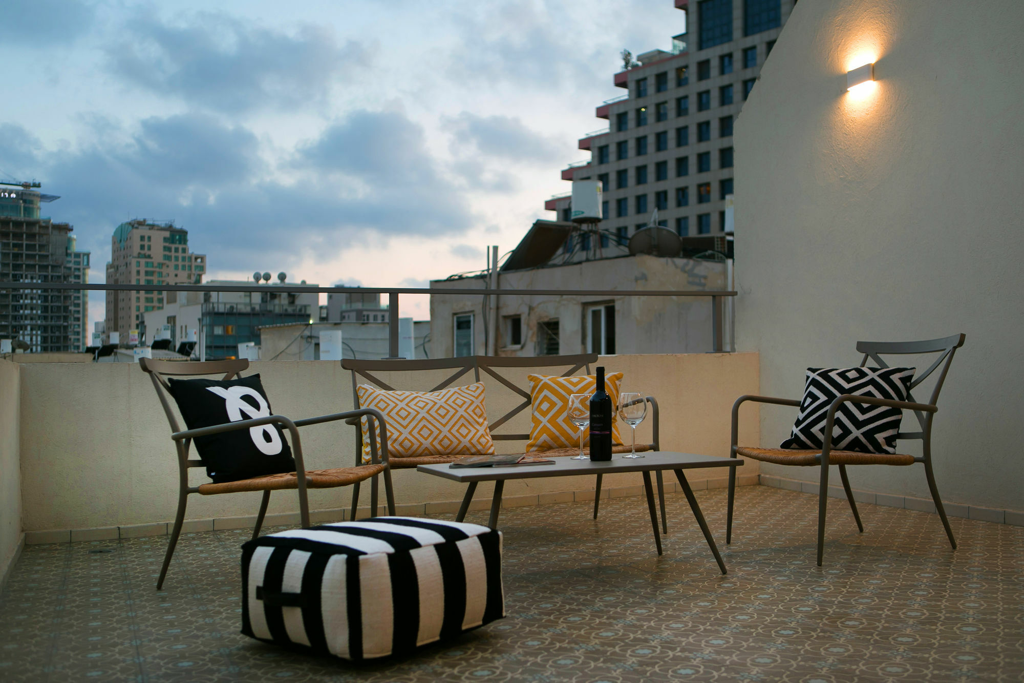 K Suites Tlv By The Beach เทลอาวีฟ ภายนอก รูปภาพ